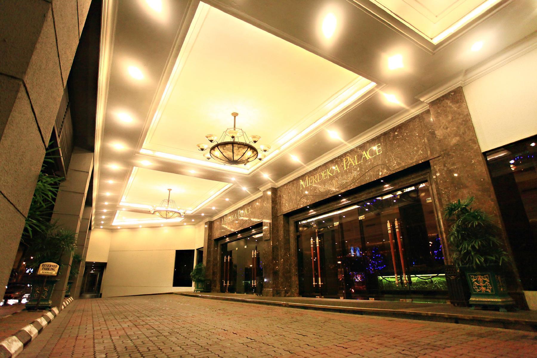 Merdeka Palace Hotel&Suites Kuching Buitenkant foto